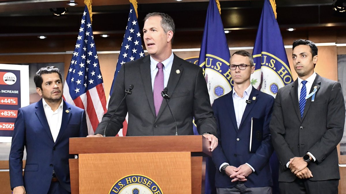 DadsCaucus's tweet image. Trump’s shutdown continues, and millions of Americans’ healthcare hangs in the balance. Today, the Dads Caucus called on Speaker Mike Johnson to bring Republicans back from vacation, reopen the government, and finally stand up for working parents.