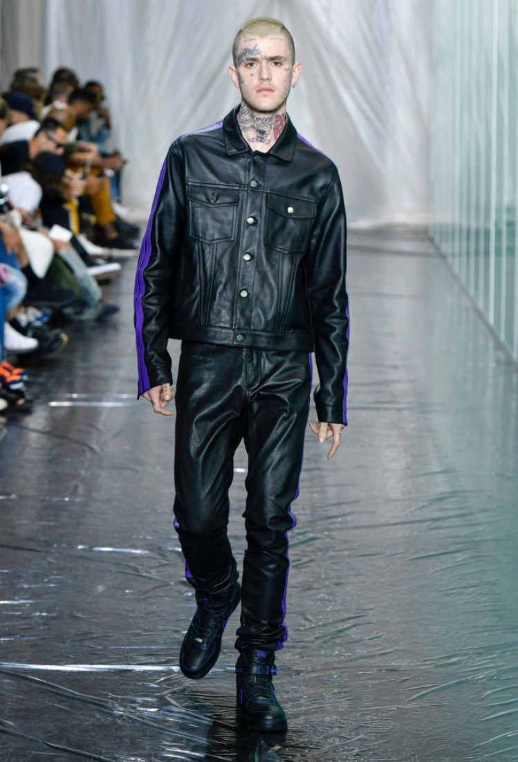 HardestFitPics's tweet image. Lil peep walking for Vlone, 2017