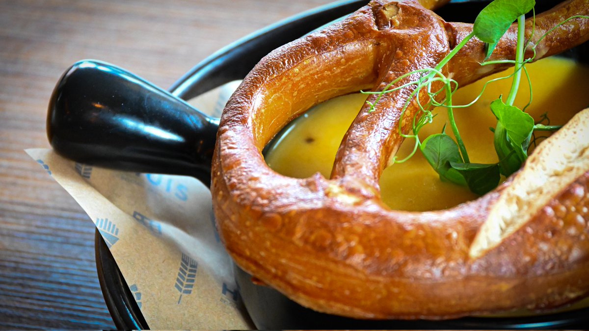 huissouthsea's tweet image. 🥨 OKTOBERFEST SPECIAL! 🍻

KARTOFFEL &amp;amp; KÄSESUPPE Potato, cheese and Oktoberfestbier soup, served with baked pretzel (V)  + Krakauer sausage option

#oktoberfest #germanfood #cheesesoup  #vegetarianfood  #hampshire #portsmouth #southsea #huissouthsea
