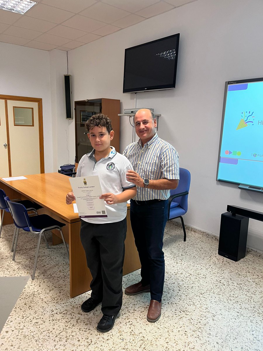 PontiPabloVI's tweet photo. ¡Hoy hemos realizado la entrega de títulos a nuestros alumnos de la Escuela de Idiomas! 🇬🇧🇫🇷

Estamos muy orgullosos del trabajo que habéis realizado. ¡Felicidades! 👏 https://t.co/piVrOIRxZC