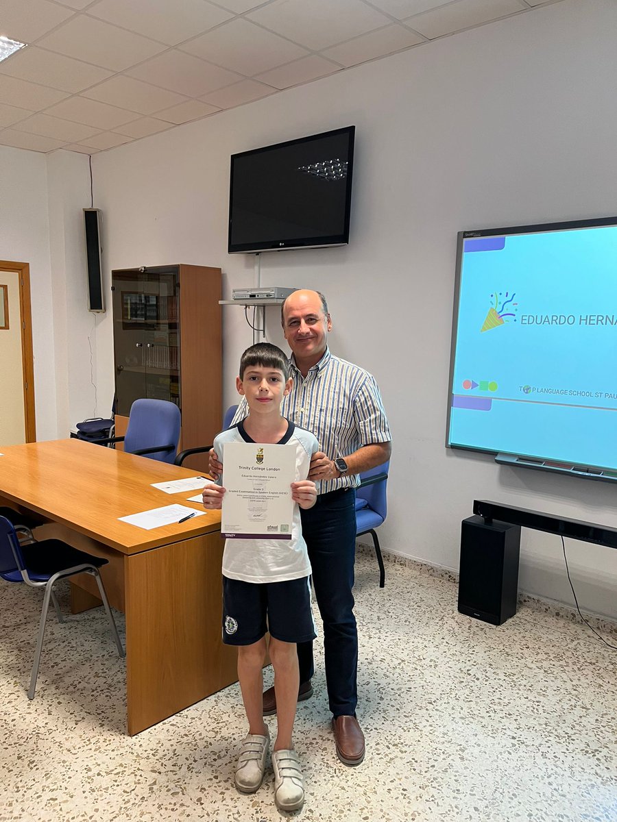 PontiPabloVI's tweet photo. ¡Hoy hemos realizado la entrega de títulos a nuestros alumnos de la Escuela de Idiomas! 🇬🇧🇫🇷

Estamos muy orgullosos del trabajo que habéis realizado. ¡Felicidades! 👏 https://t.co/piVrOIRxZC