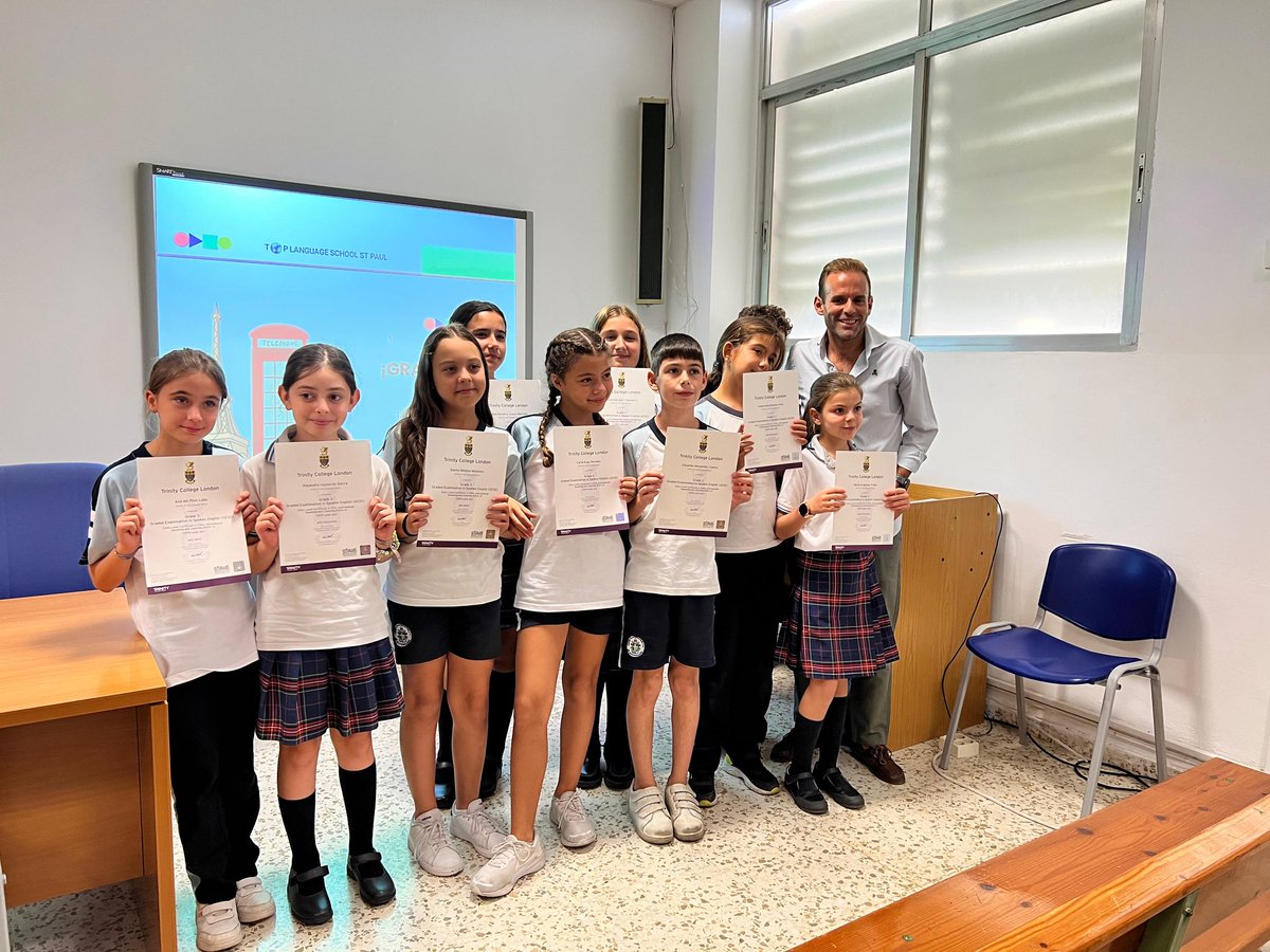 PontiPabloVI's tweet photo. ¡Hoy hemos realizado la entrega de títulos a nuestros alumnos de la Escuela de Idiomas! 🇬🇧🇫🇷

Estamos muy orgullosos del trabajo que habéis realizado. ¡Felicidades! 👏 https://t.co/piVrOIRxZC