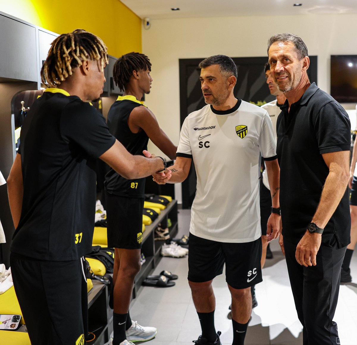 🤝 لقاء الطاقم الفني باللاعبين قبل انطلاق التدريب الأول ⚽️