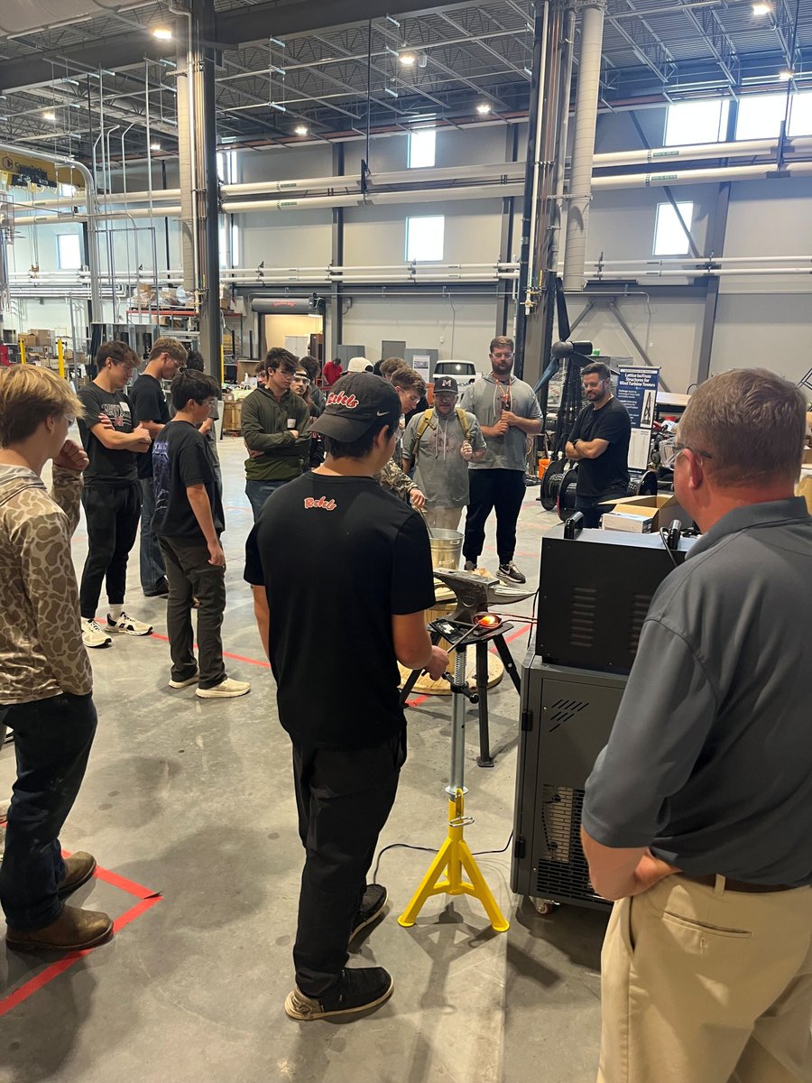 UTCIS's tweet image. #ManufacturingDay highlights from last week! 🎉
Maryville High students visited UT Innovation South for demos and insights from UT CIS’s Harold Booker &amp;amp; Enrique Macias de Anda. 💪 

#TMEP #WeAreUTCIS