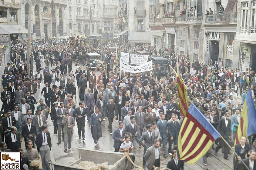 València, any 1933. Manifestació valencianista pel carrers de Barques i del Pintor Sorolla.