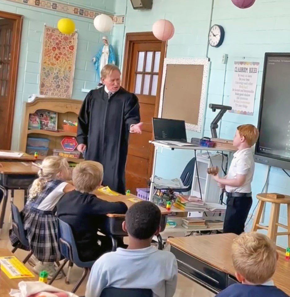 allensuperiorct's tweet photo. Judge Craig Bobay spoke today during #ConstitutionDay observances at St. Jude Catholic School in Fort Wayne. On the left, he speaks to the 8th grade class of Julie Goodman. On the right, he speaks with 1st graders, including his grandson Eddie McAvoy (seen with the gavel). https://t.co/HxfnW5FIuG