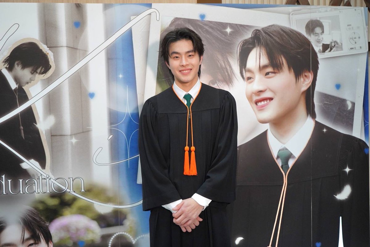 otpc_story's tweet photo. เก่งรอบด้าน!! “คิน ธนชัย” คว้าปริญญาตรี คณะเศรษฐศาสตร์ ม.เกษตรศาตร์
#KINGraduationDay
#KinThanachai
#GMMTV
อ่านข่าวเพิ่มเติมได้ที่ https://t.co/Ch8mDugM15 https://t.co/Byrg7nPopf