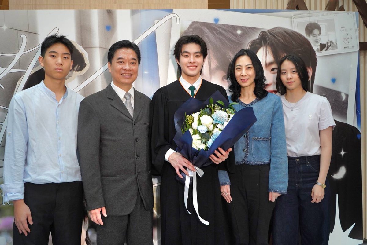 otpc_story's tweet photo. เก่งรอบด้าน!! “คิน ธนชัย” คว้าปริญญาตรี คณะเศรษฐศาสตร์ ม.เกษตรศาตร์
#KINGraduationDay
#KinThanachai
#GMMTV
อ่านข่าวเพิ่มเติมได้ที่ https://t.co/Ch8mDugM15 https://t.co/Byrg7nPopf