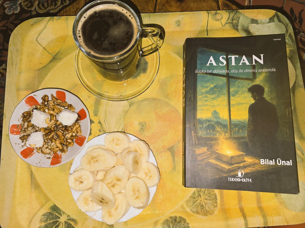 Leylek Yuvası'nın camından gördüğü evlerde yaşayan insanların bir kısmıyla orada karşılaşmış olma ihtimali ile kendine küçük heyecanlar yaratırdı.
Astan Bilal Ünal 
İskenderiye Kitap