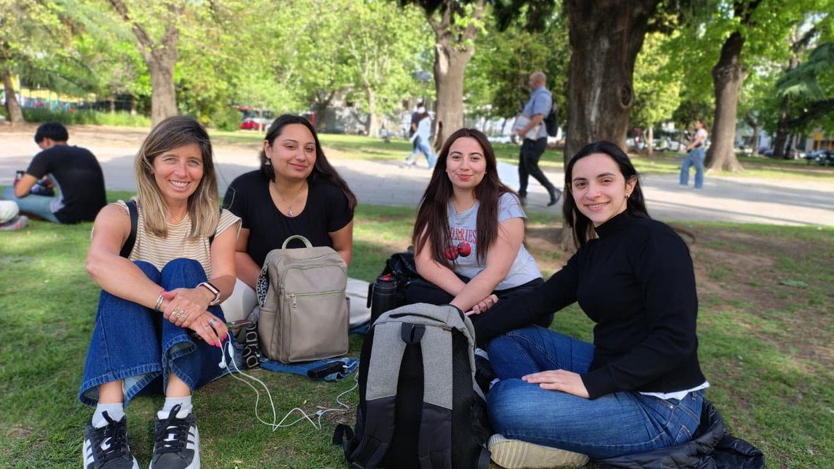 provincia1270's tweet photo. #Ahora en #LaSiestaEsSagrada💤 llega la #TriviaMusical🎧 desde Plaza Moreno.
👉Una vez más se enfrentan los equipos de @marita1270 vs @RisoBalvidares. Los ganadores se llevan alfajores de la fábrica platense 'Monje Negro'.
💻https://t.co/jKejIHcXl1 https://t.co/ANc2UCWfQQ