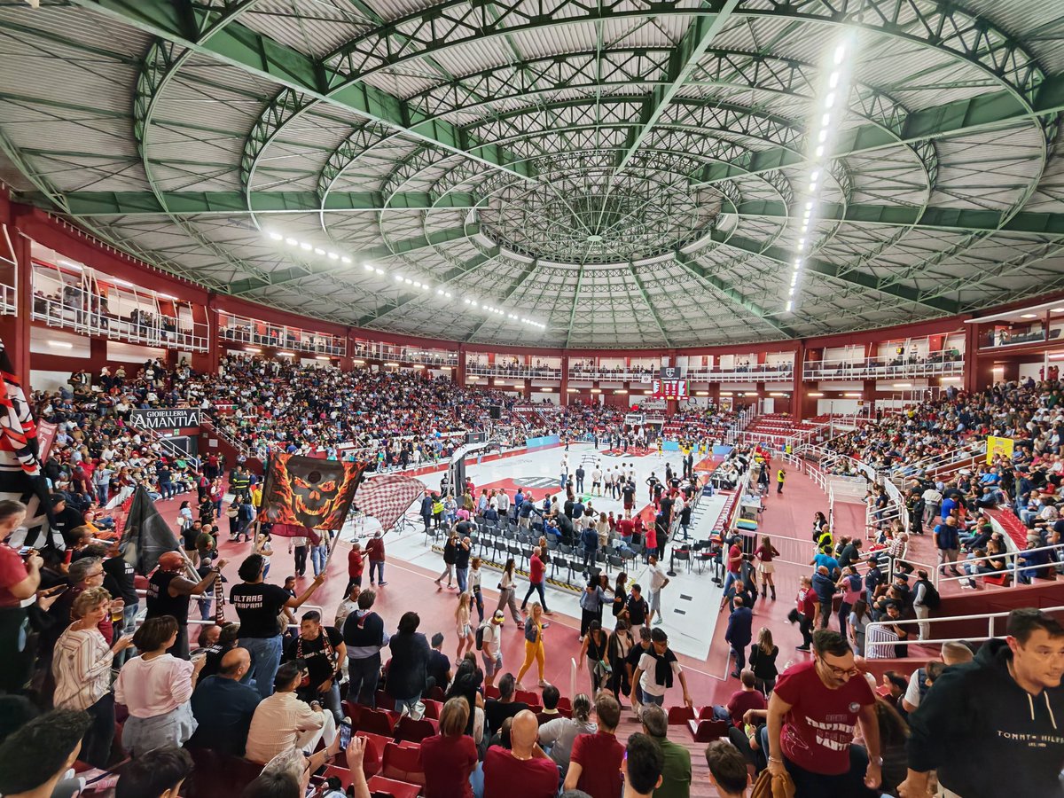 4000 persone x una partita storica (per noi) che terremo gelosamente custodita dentro i nostri cuori!La nostra amica isola di <a href="/CB1939Canarias/">La Laguna Tenerife</a>, la nostra prima di <a href="/BasketballCL/">Basketball Champions League</a> solo un cuore  poteva accogliere il suo amore #trapanishark <a href="/MarcoAMunno/">Marco A. Munno</a> <a href="/iacopodesantis/">Iacopo De Santis</a> <a href="/Berta_SergiBS/">Sergio Bertazzi</a>