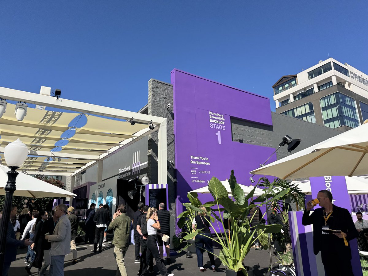 hawthornecastro's tweet photo. #BloombergScreentime @BloombergLive @business https://t.co/o6mNrfun0L