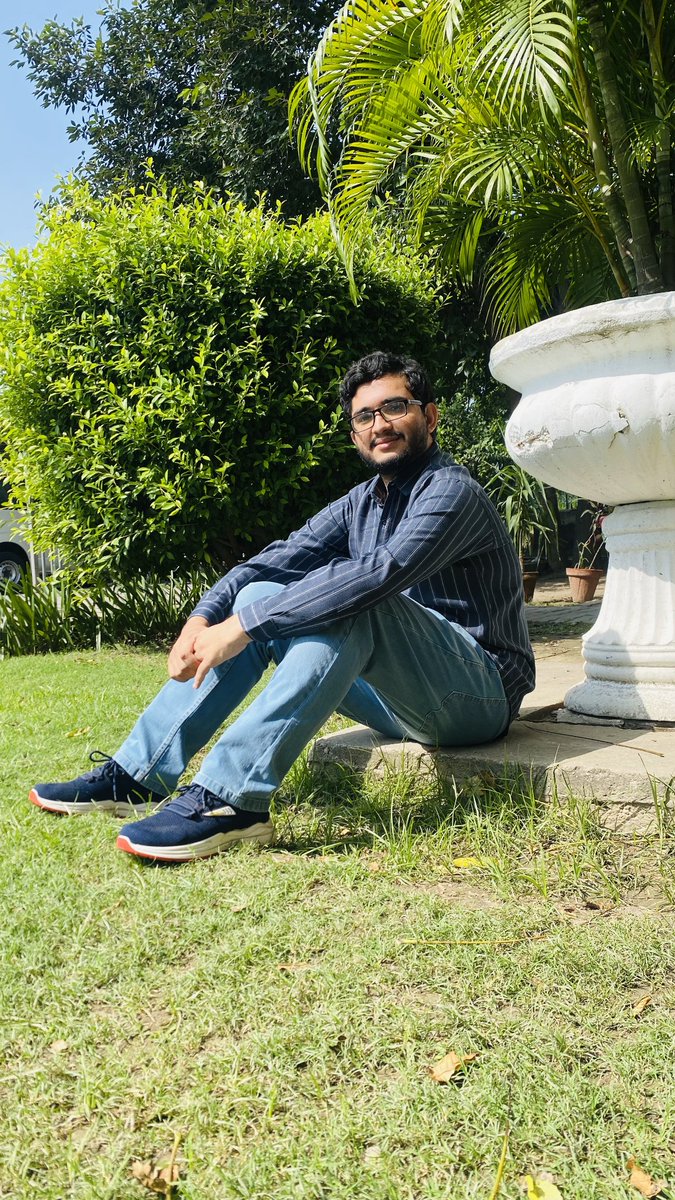 FahadYousafzaiS's tweet photo. چلتے رہو تو راہیں خود بن جاتی ہیں،
رک جاؤ تو منزلیں بھی بھول جاتی ہیں۔ 🌿✨
Credit: Moeed Ahmad Cheema
#PunjabUniversity #UniversityLife #CampusVibes #StudentPoetry #UrduPoetry #FahadYousafzaiShangla #UniversityAesthetics #NewPose #PoeticVibes #CollegeDays https://t.co/QcUNBdcM6F