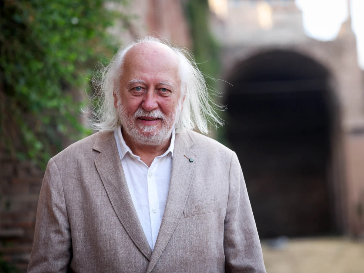 La Real Academia Sueca de Ciencias ha otorgado el Premio Nobel de Literatura 2025 al novelista y guionista húngaro: Laszlo Krasznahorkai "por su obra cautivadora y visionaria que, en medio de un terreno de crisis global, reafirma el poder del Arte".

warp.la/laszlo-kraszna…