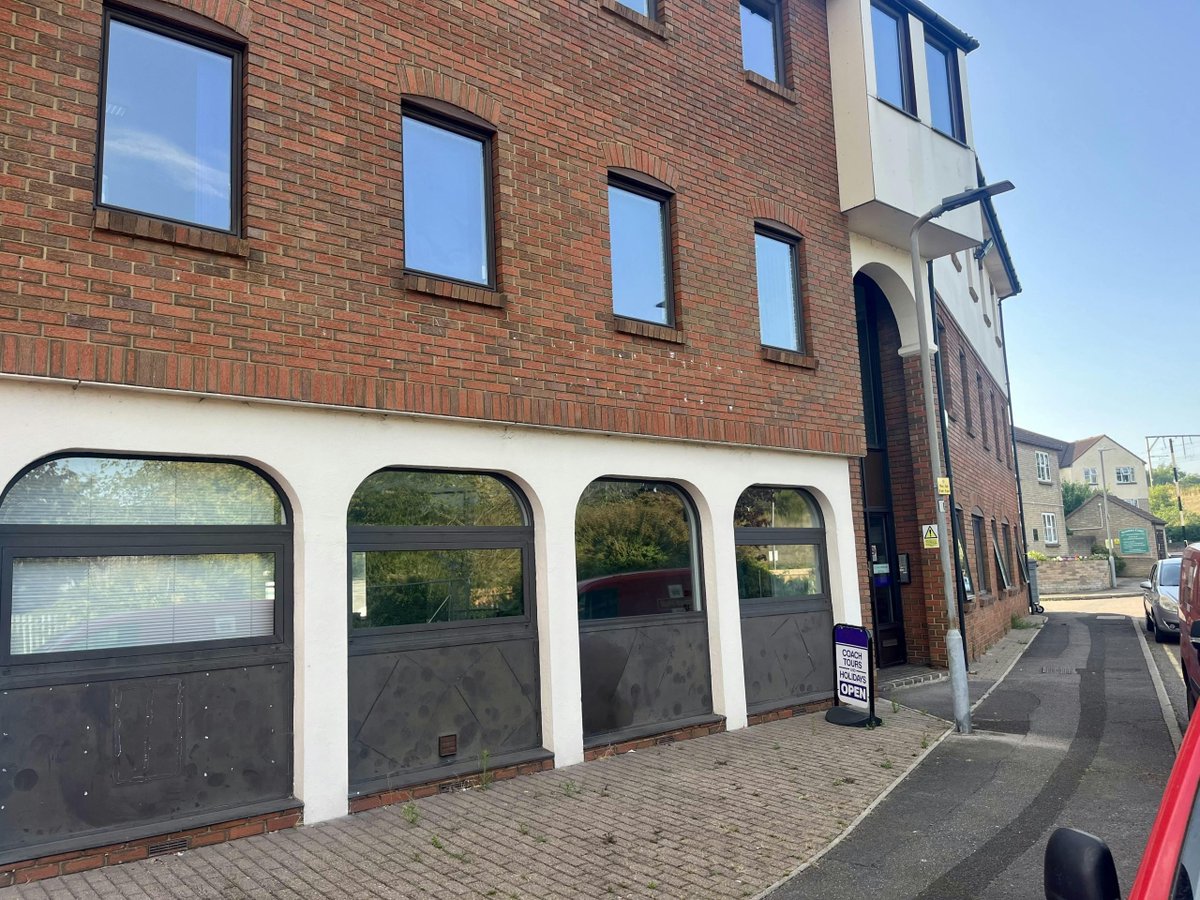 #ToLet -  Ground Floor Office Suite with 2 x parking spaces in  Wickford town centre

📍Suite 2, Riverside House, Lower Southend Road, Wickford, SS11 8BB

Marketing details: smcbrownillvickers.com/properties/326…

#commercialrealestate #Offices #Commercial #Retail