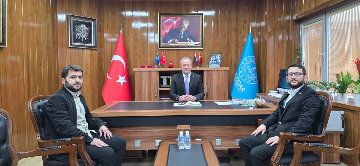 İlçe Başkanımız Dr.Ömer Faruk AYDOĞAN ve ilçe teşkilatımız Üsküdar İlçe Milli Eğitim Müdürümüz Semih DURMUŞ'u ziyaret etti.Başkanımız Yeni eğitim ve  öğretim yılının hayırlara vesile olmasını diledi.Misafirperverlikleri için müdürümüze teşekkür ederiz.