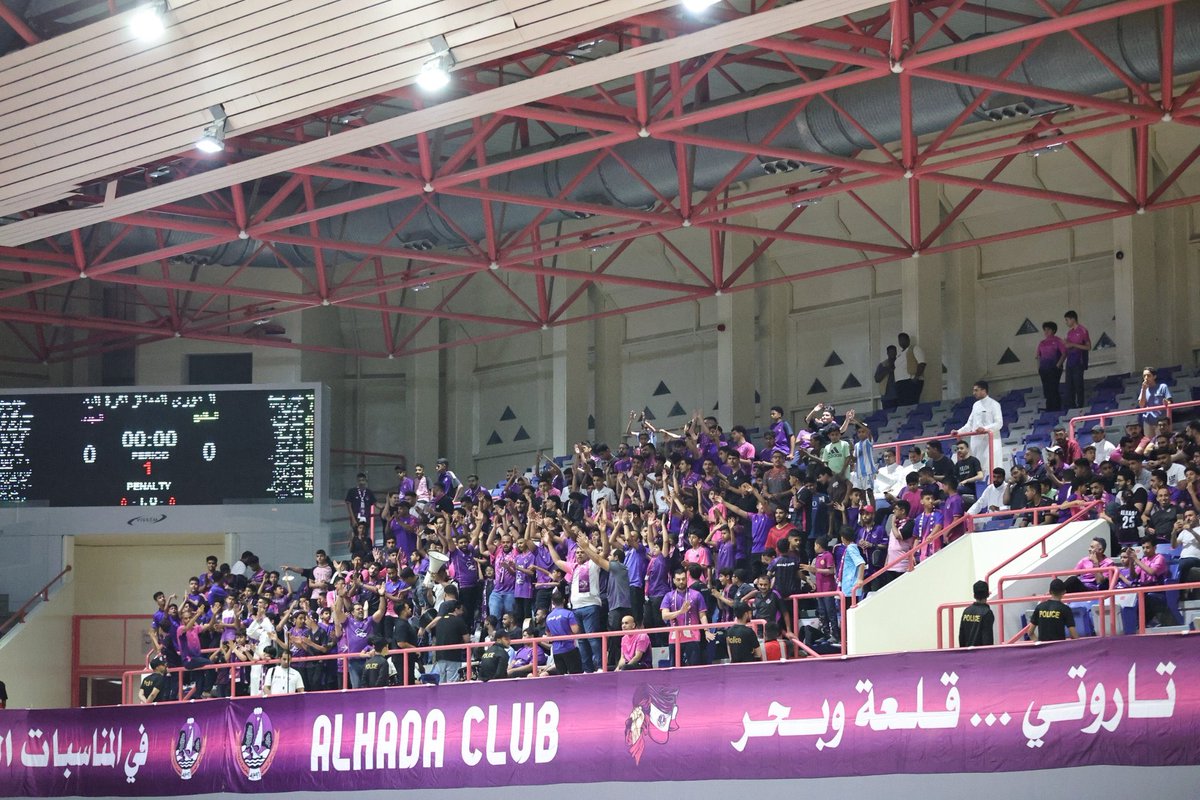 على المسؤول عن لعبة كرة اليد في النادي أن يخجل من نفسه وعلى المسؤول عنه كذلك

فـ جميع ما حصل من تخبطات سابقة و أعذار واهية في آلية إختيار الأجانب و إقالة مدرب عبقري و بارع حجم أركان الخليج من غير محترفين وحقق بطولتين في ظرف أسابيع بسيطة من دون أي سبب واضح للجمهور سوى أعذار مضحكة