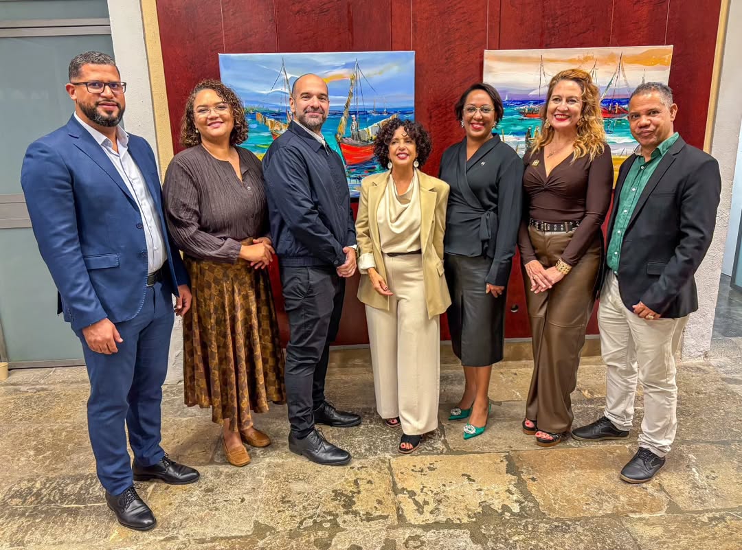 El pasado viernes 3 de octubre, participamos en la inauguración de la exposición “Voces cromáticas del Mediterráneo al Caribe”, una muestra colectiva que reúne a prestigiosos artistas plásticos de la República Dominicana y Cataluña.