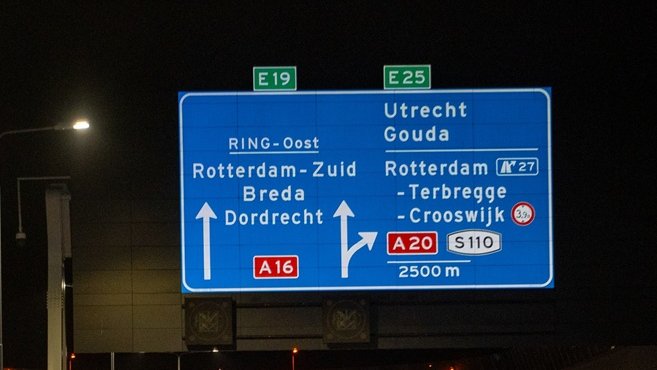 Rijkswaterstaat regio Zuid-Holland (@rws_wnz) on Twitter photo Van vrij 10 okt 23.00 tot za 11 okt 05.00 uur is de #A13 richting #Rotterdam dicht tussen #Delft-Zuid en knooppunt #Kleinpolderplein. Ook verzorgingsplaats #Ruyven is dicht. We hangen bewegwijzeringsborden voor de <a href="/A16Rotterdam/">A16 Rotterdam</a> op. Vorig weekend waaide het daarvoor te hard.🌬️ Van vrij 10 okt 23.00 tot za 11 okt 05.00 uur is de #A13 richting #Rotterdam dicht tussen #Delft-Zuid en knooppunt #Kleinpolderplein. Ook verzorgingsplaats #Ruyven is dicht. We hangen bewegwijzeringsborden voor de <a href="/A16Rotterdam/">A16 Rotterdam</a> op. Vorig weekend waaide het daarvoor te hard.🌬️