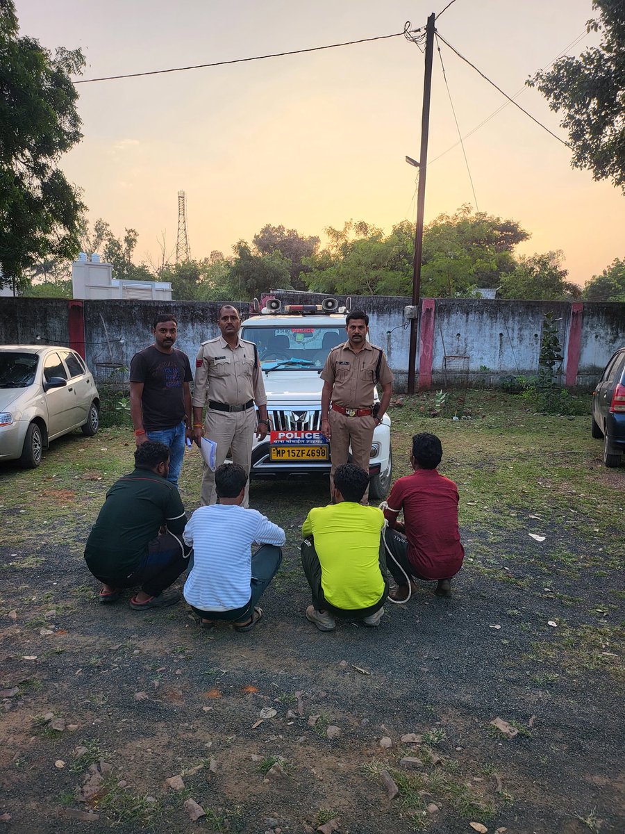 SPSagarmp's tweet image. 🚨 शाहगढ़ पुलिस की बड़ी सफलता 🚨
नाबालिग के अपहरण व दुष्कर्म प्रकरण (धारा 363, 376, 3/4 POCSO) में फरार 4 ईनामी आरोपी गिरफ्तार।

📅 घटना: 14/08/2023
💰 ₹8,000 का ईनाम था घोषित
📍 थाना शाहगढ़, जिला सागर (म.प्र.)

👏 टीआई संदीप खरे व टीम का सराहनीय योगदान।
#SagarPolice #MPPolice
