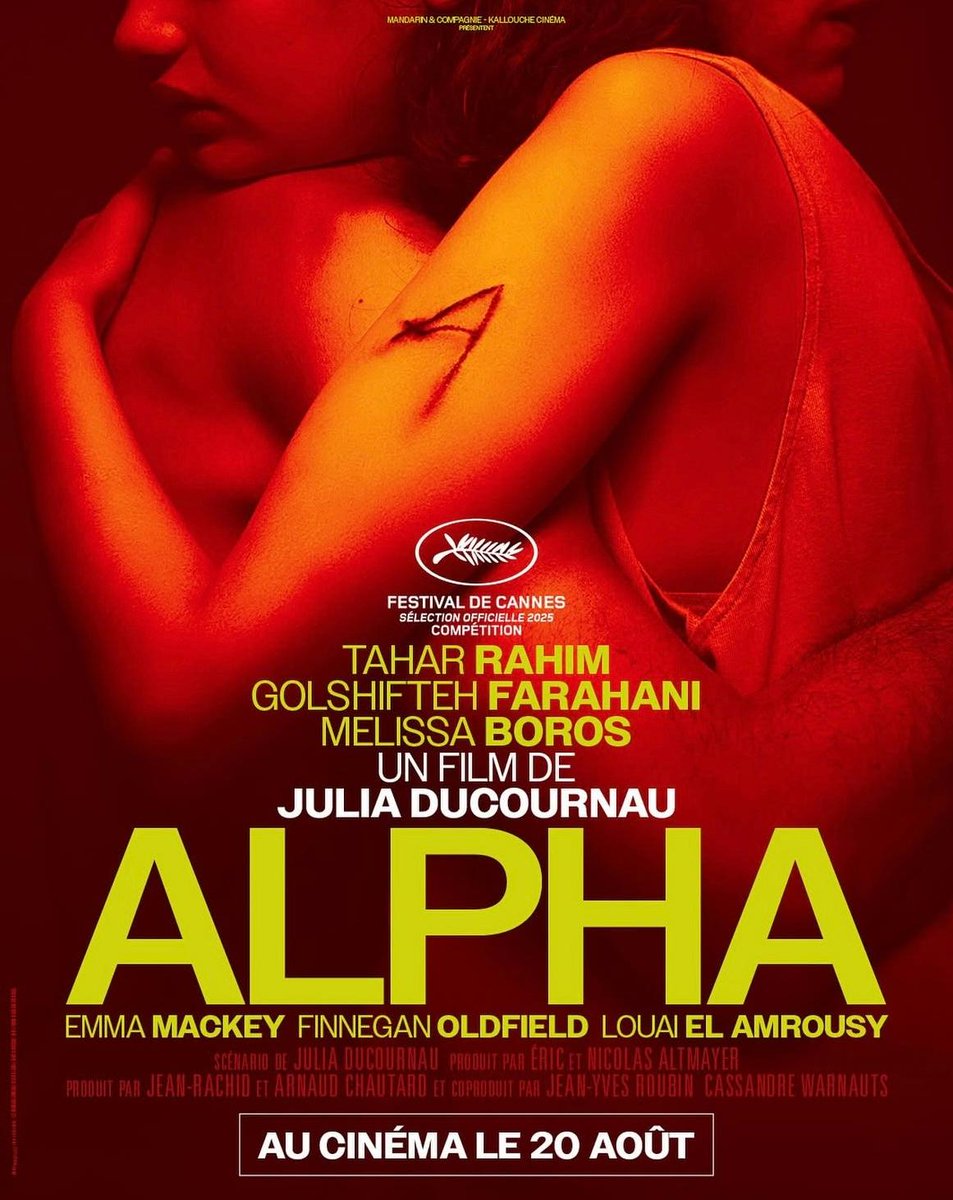 Zonamorta_cine's tweet image. No he connectat amb #Alpha. Tot i el seu estil elegant i una BSO que gairebé narra la pel·li, el drama familiar amb metàfora del VIH en forma de pandèmia m’ha deixat fred.
Ducournau explora la ment d’una adolescent atrapada entre la marginalitat i una realitat distorsionada,