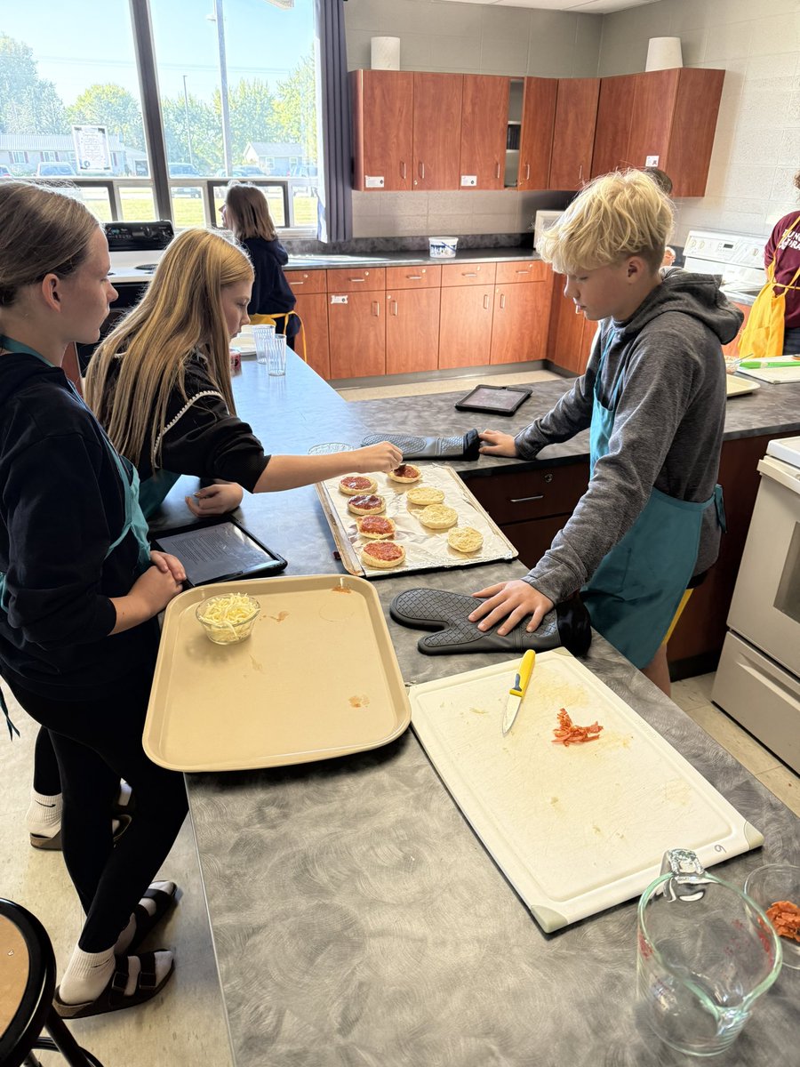 BizMathGuy's tweet image. Business Math 7 rolled up their sleeves and put their homemade pizza sauce to the test — making some delicious mini pizzas! 🍕 Nothing like a little math and a lot of Mmmmm… pizza!