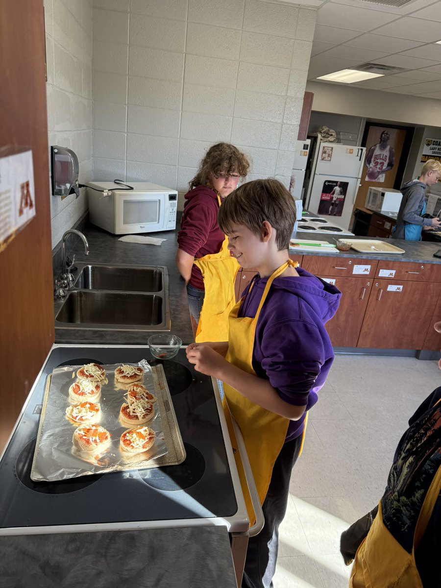 BizMathGuy's tweet image. Business Math 7 rolled up their sleeves and put their homemade pizza sauce to the test — making some delicious mini pizzas! 🍕 Nothing like a little math and a lot of Mmmmm… pizza!