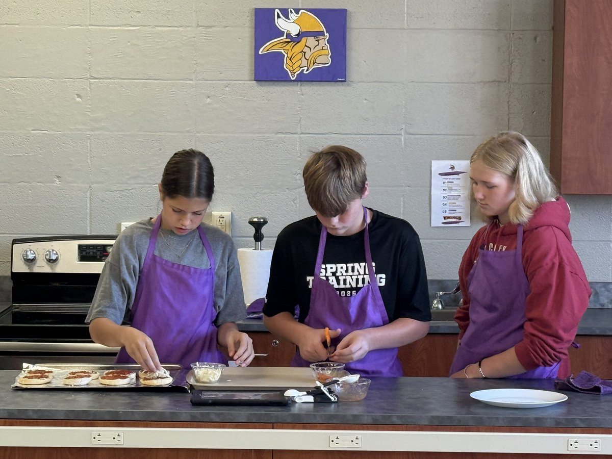 BizMathGuy's tweet image. Business Math 7 rolled up their sleeves and put their homemade pizza sauce to the test — making some delicious mini pizzas! 🍕 Nothing like a little math and a lot of Mmmmm… pizza!