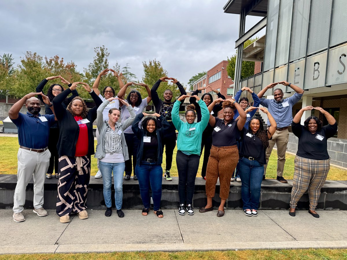 guidegti's tweet image. Afterschool and youth development pros from #Georgia showed their support for #LightsOnAfterschool at our recent #GeorgiaASYD Quality Standards training!

We are grateful for these individuals who work tirelessly to support our youth, families and communities! #LightbulbChallenge
