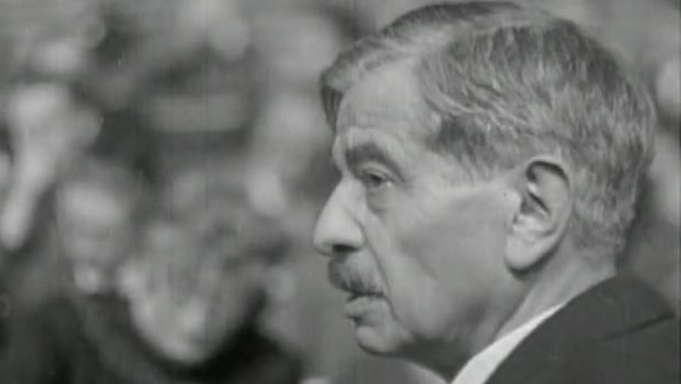 ANPIRomaPosti's tweet photo. Il #15ottobre 1945, giorno dell'esecuzione, #PierreLaval, primo ministro collaborazionista di #Vichy, tentò di suicidarsi con il cianuro ma non vi riuscì e, qualche ora più tardi, dopo una lavanda gastrica, semi-incosciente, fu portato davanti al plotone d'esecuzione e fucilato. https://t.co/acl4nAVd55