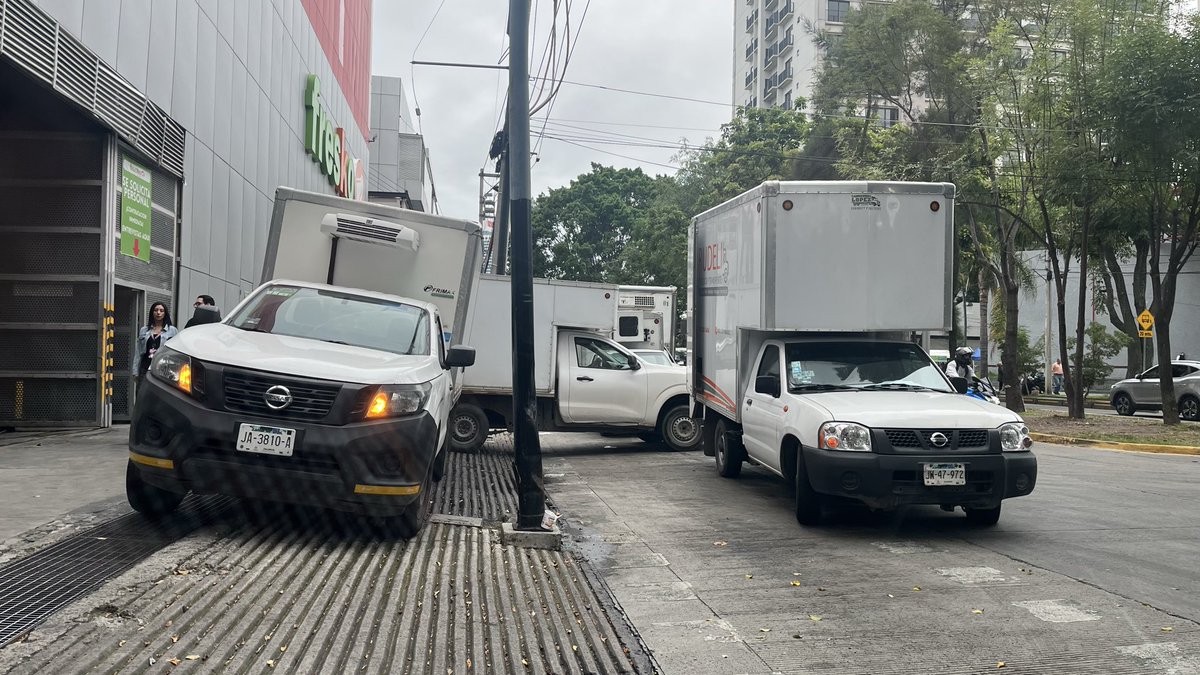 Varias camionestas estorbando la ciclovía y la salida del estacionamiento de Plaza Sania <a href="/policiavial/">Policia_vial_jalisco</a> <a href="/Trafico_ZMG/">TráficoZMGuadalajara</a> no los veo multando como afuera de Cd Judicial