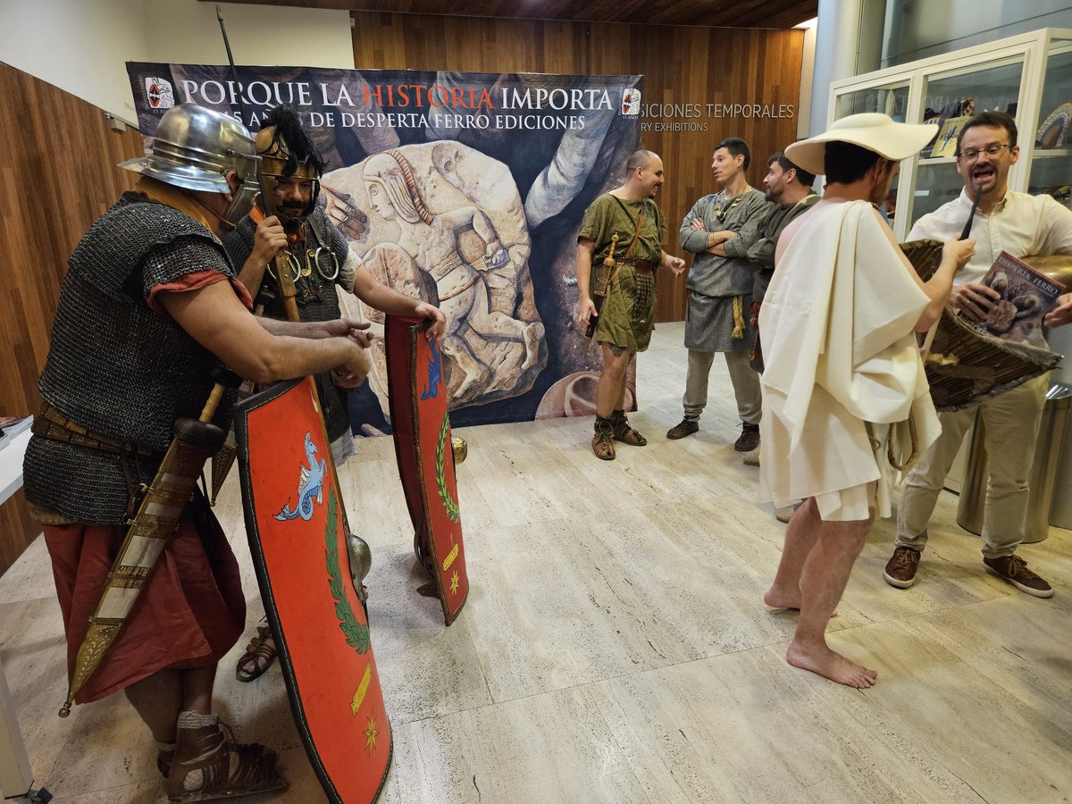 ¡Y no olvidéis que mientras arrancamos con la charla, puedes tomarte foto con nuestros recreadores, conversar con tus autores favoritos y hacerte de nuestro especial de aniversario 00! #porquelahistoriaimporta