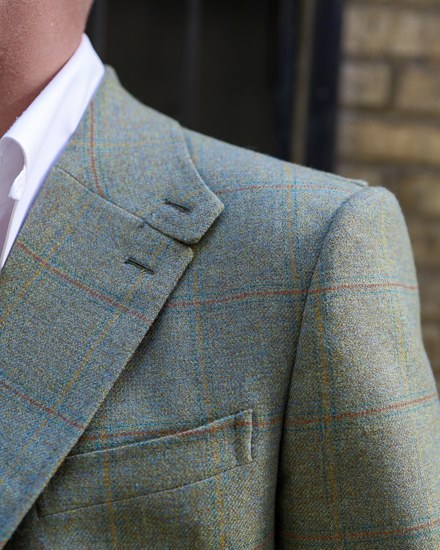 Classic heritage meets modern edge.
Green tweed, shooting pleats, storm collar, and bellows pockets. Bespoke, through and through.