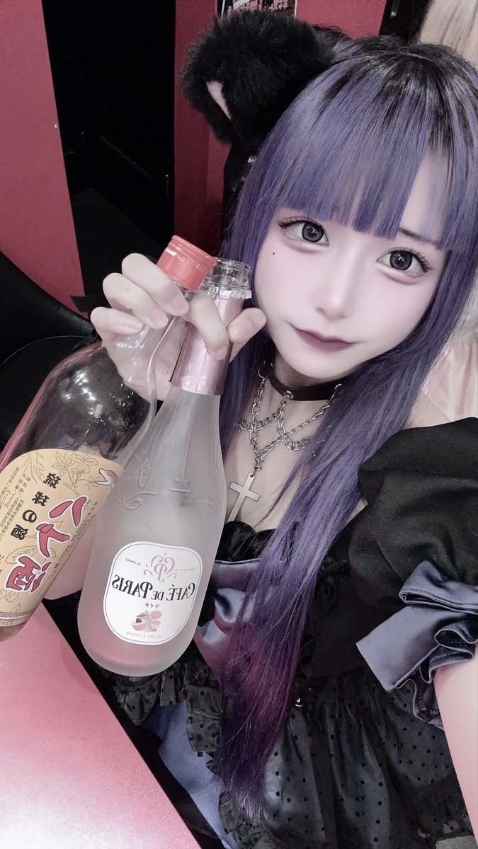 AB_azu_'s tweet image. おきゅおわ🎀🐩
チェキドリショットにポンありがとう~💖🥂🫧
甘いお酒飲めて幸せ〜😭💕珍しくマシンガンのように喋らせて頂きました🎶
遠隔してくれたみんなもありがとう〜！！限定1枚のデカブロマイドだいじにしてね〜😌💜

𝐍𝐞𝐱𝐭 ▶︎ 🤍9/11(土)20:00〜🤍
メイド服でお待ちしてます🌟