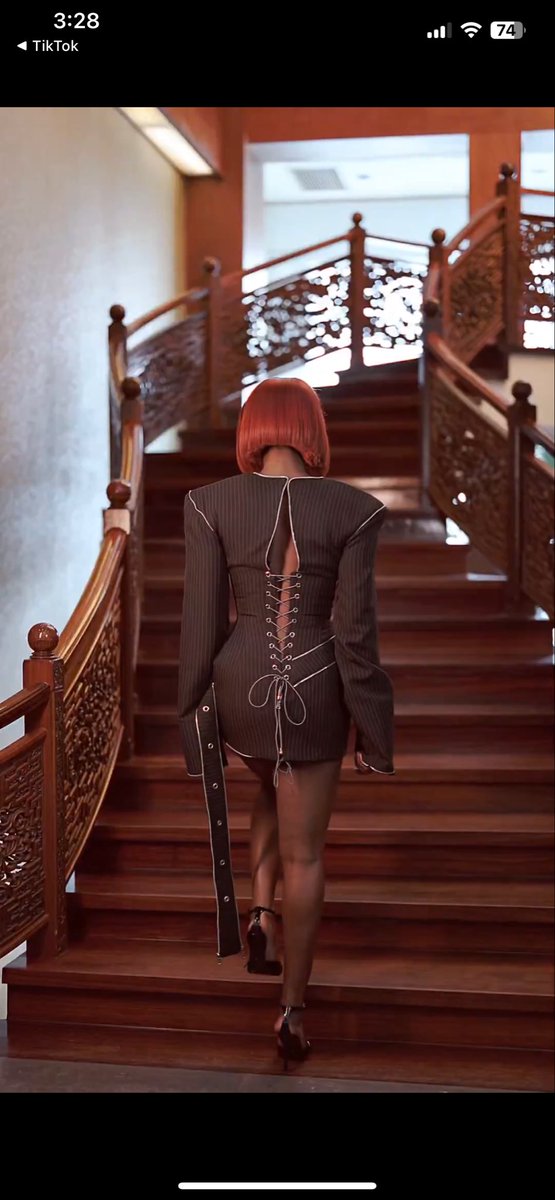 Annette_klenam's tweet photo. A round of applause for the back of the fuccn dress!!!!! 10sssssss😮‍💨❤️ https://t.co/deE5bsaDcv