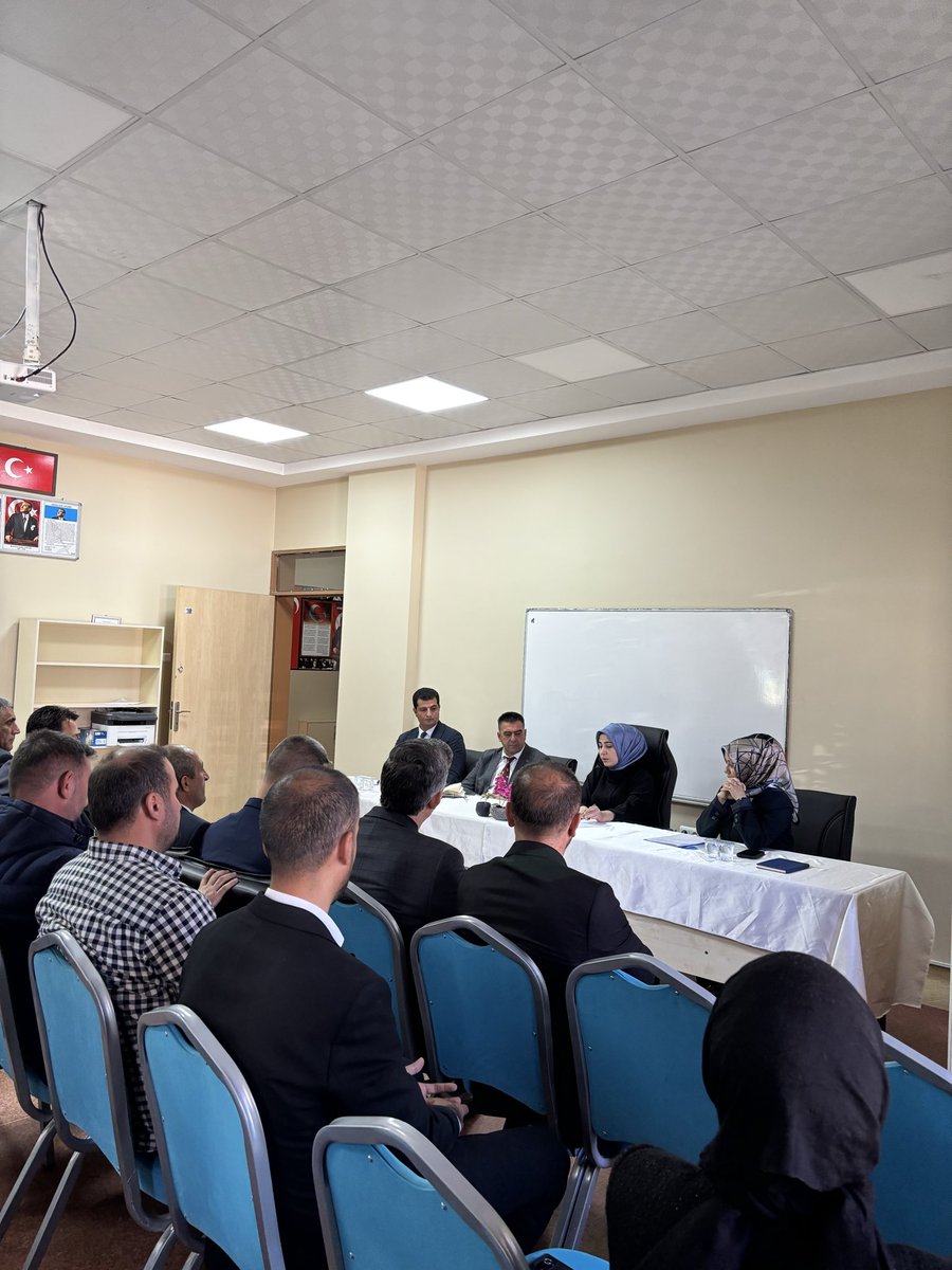 İlçemiz Kaymakamı Sayın Kübra Baka Kılıç başkanlığında okul müdürlerinin katılımıyla 2025-2026 eğitim-öğretim yılı ön değerlendirme toplantısı gerçekleştirildi. <a href="/tcmeb/">Millî Eğitim Bakanlığı</a> <a href="/tcagrivaliligi/">T.C. Ağrı Valiliği</a> <a href="/agrimem/">AĞRI MEM</a> <a href="/hasan_kokrek/">Hasan Kökrek</a> <a href="/TslcyKaymakamlk/">T.C. Taşlıçay Kaymakamlığı</a> <a href="/Ahmetkaya0404/">Ahmet KAYA</a> <a href="/UtkuKzlkya/">Utku Kızılkaya</a> <a href="/ihsankosen/">ihsankosen</a>