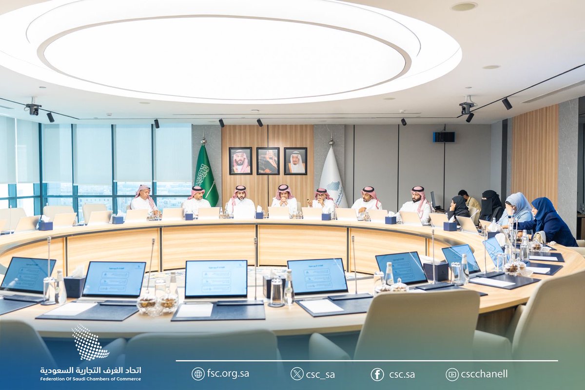 FSC_KSA's tweet photo. اللجنة الوطنية للمحتوى المحلي والمشتريات الحكومية  برئاسة أ.أيمن الحازمي
تناقش المشاركة في معرض صنع في السعودية، 
وتستعرض إنجازات فرق العمل وخططها المستقبلية، 
ومبادراتها لتنمية المحتوى المحلي، وتعزيز التكامل بين القطاعين العام والخاص
#اتحاد_الغرف_السعودية https://t.co/U1KNpuo1dQ