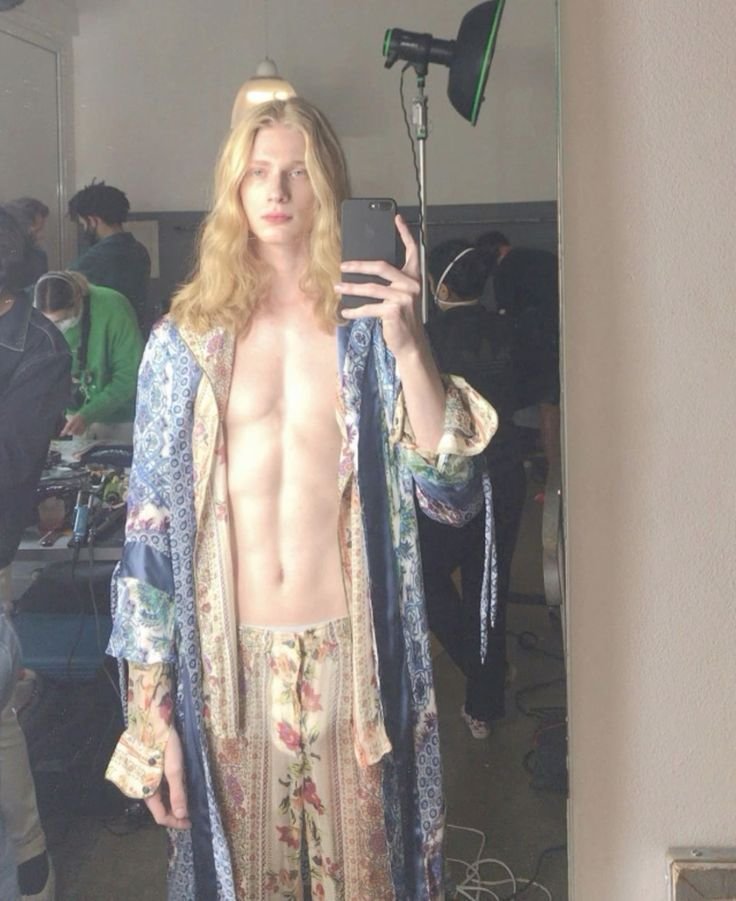 imagine if they found alucard coming out of that coffin like  this instead