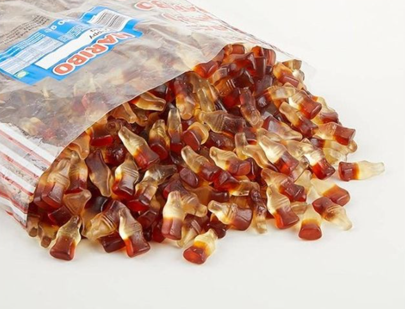 قرأت هذا الخبر وحبيت أشاركه معكم.. الخبر ليس غريب لكنه يبيّن مدى خطورة "حلوى الجيلي" على الكبار فكيف بالصغار.

الخبر عن سائق شاحنة في بريطانيا اسمه "ناثان ريمينغتون" 33 عام وهو شخص طويل بجسم ضخم ويصف نفسه بأنه ذو بنية قوية وصحة جيدة.. خلال إحدى سفراته لنقل الشحنات لمكان بعيد