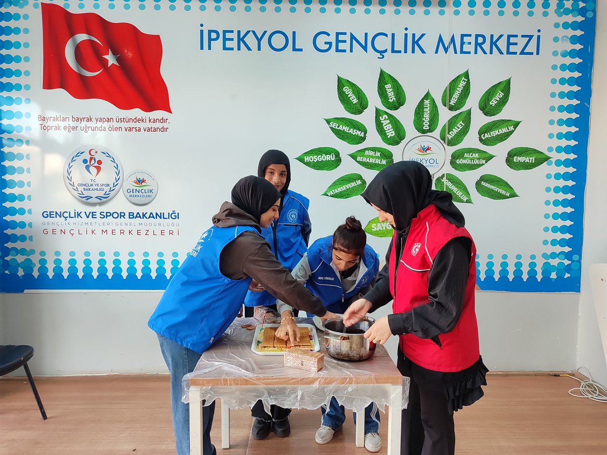 🎂 “Gönüllü Pastası” yaptık ama kalori değil mutluluk ekledik! 😄💙❤
Biraz çikolata, biraz kahkaha, bolca gönüllülükle karıştırdık 💫
Ortaya hem lezzetli hem de anlamlı bir tarif çıktı! 🍰