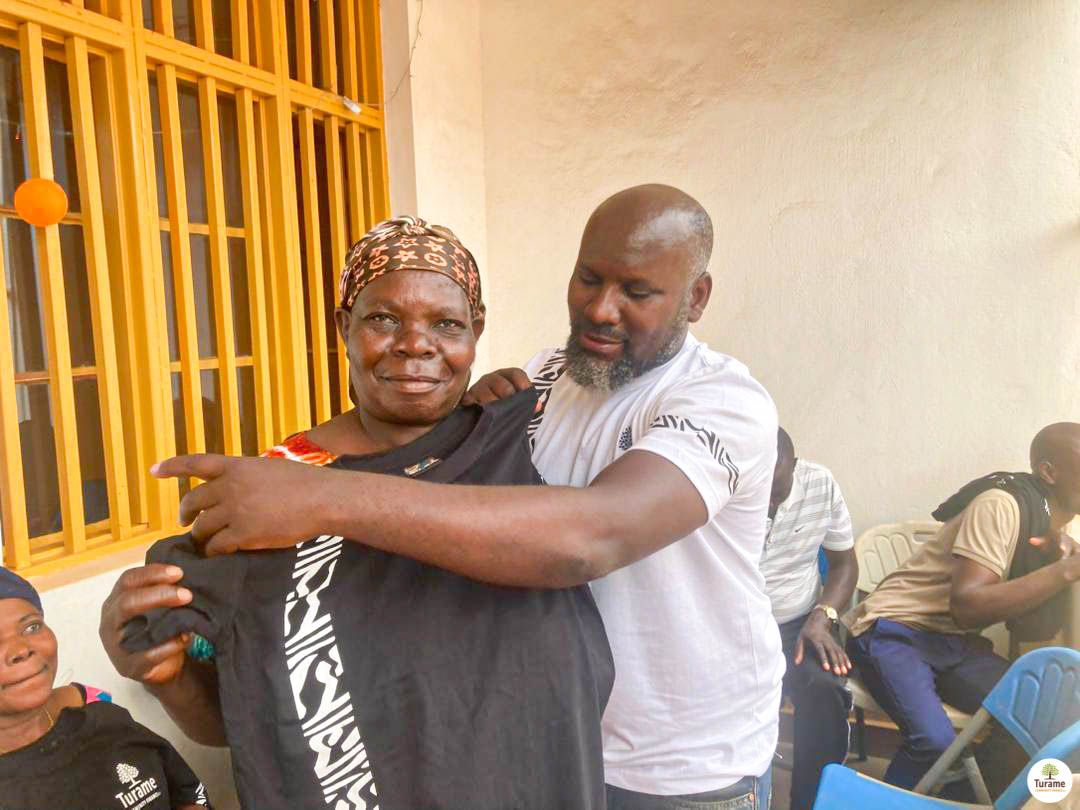 Semaine du Client – Jour 4 | Cibitoke
À Cibitoke, notre équipe s’est mise au service des clients pour célébrer cette semaine spéciale dans la joie et la convivialité.
Merci à tous nos clients pour leur confiance et leur fidélité — vous êtes au cœur de notre mission !