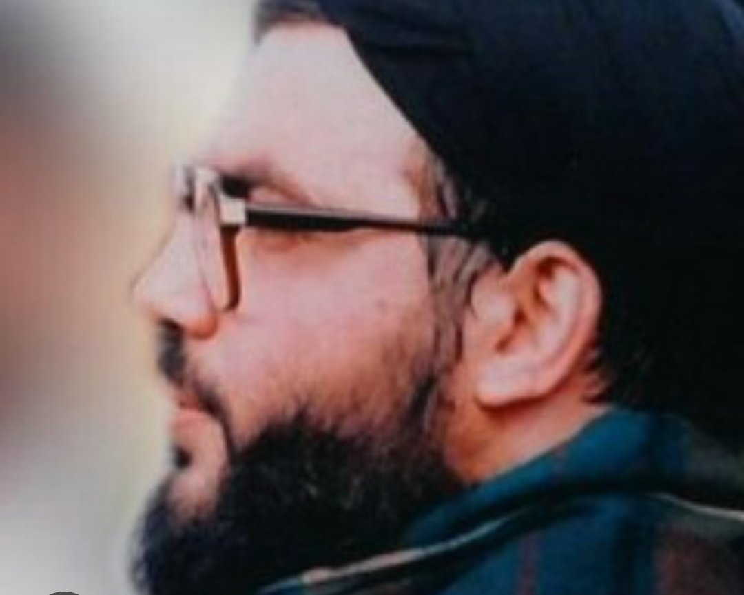 سوف ترونهُ في كل زمان ومكان
هو الصفحة الأولى من التاريخ
هو الغائب جسدًا، الحاضر في كل تفاصيل الكرامة
غيابه مش فراغ... هو حضور بطريقة تانية  
هو الغائب الوحيد يلي وجوده بيكبر حتى بغيابه 💛
عزيزنا