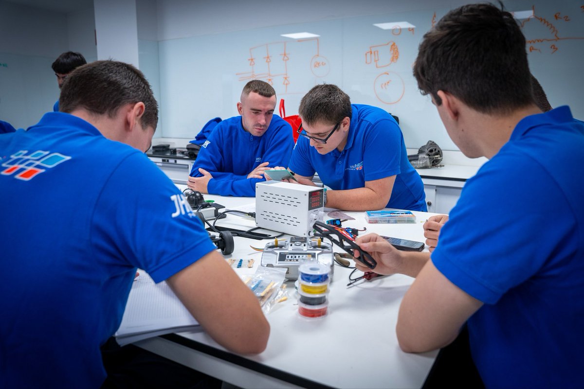 🧑‍🏫Los alumnos de Motorsport Technician Intermediate realizan un coche a escala integrando los distintos conocimientos adquiridos en las clases teóricas: diseño de circuitos, cálculo de los elementos integrados, cableado del mismo etc… ⚡️🔋