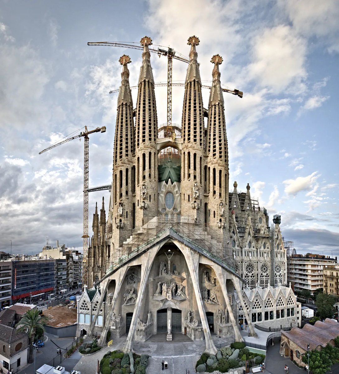 Antoni Gaudi: The Spanish architect who joined his three passions in life: Architecture, Nature and Religion and became in the greatest exponent of the Catalonian Modernism.
buff.ly/3Oxyo3I