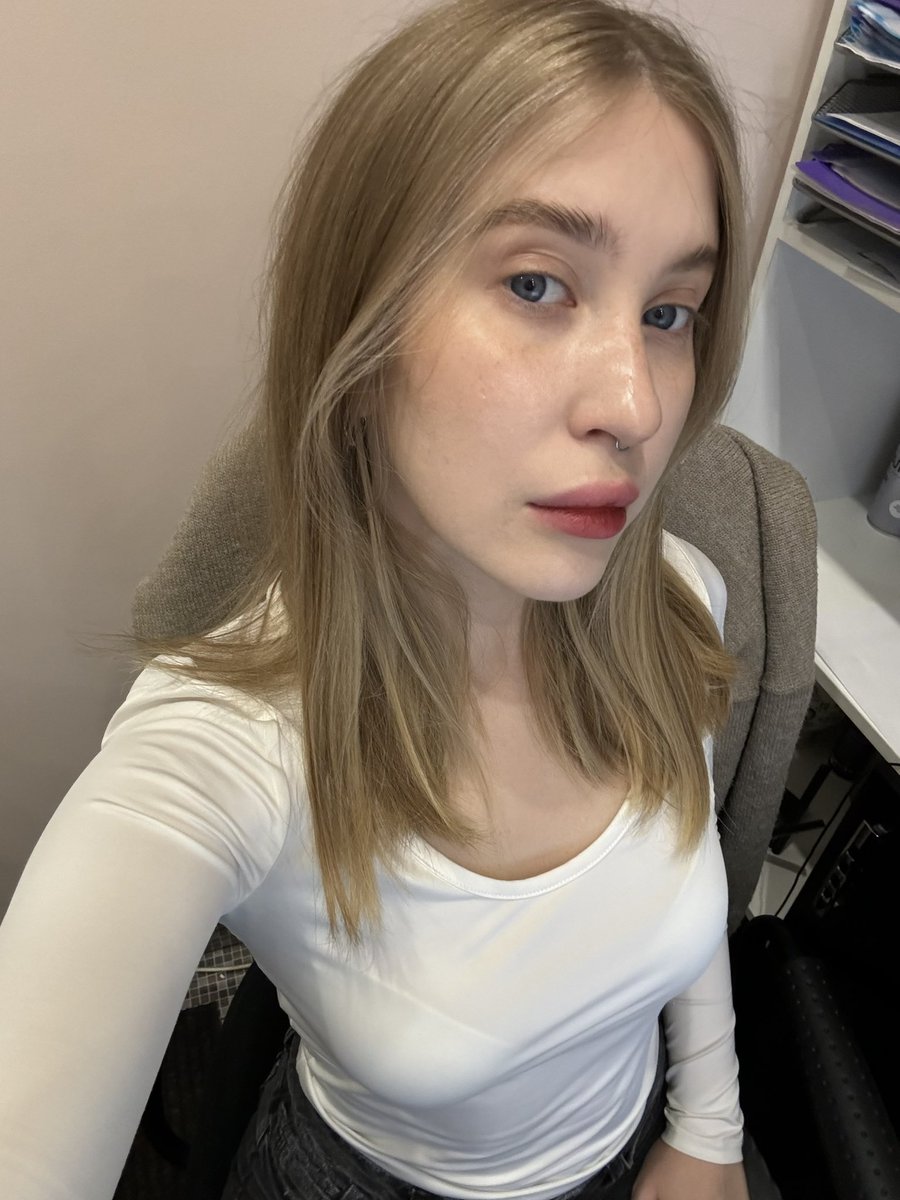 hallyargent's tweet photo. а еще из новостей: я покрасила волосы 🤍🌬️

мне очень нравится, я стала выглядеть свежее и ярче чтоли https://t.co/iaUODoflRt