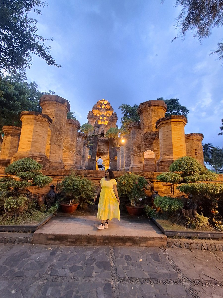 dhanvihrudya's tweet photo. "Po nagar charm towers" Na trang, Vietnam.
ఏడవ శతాబ్దం కి చెందిన ఆలయం. ఆలయం ప్రధాన ద్వారం మీద మహిషాసుర మర్ధిని చెక్కబడి ఉన్నారు. అన్నీ శివ లింగాలు ఉండడంతో పంచాక్షరి జపించి వచ్చేసాను. చాలా చూడచక్కని ప్రదేశం.
#7thcentury #Unique_architecture
#Vietnam #Na_Trang https://t.co/9SSfJUoyko