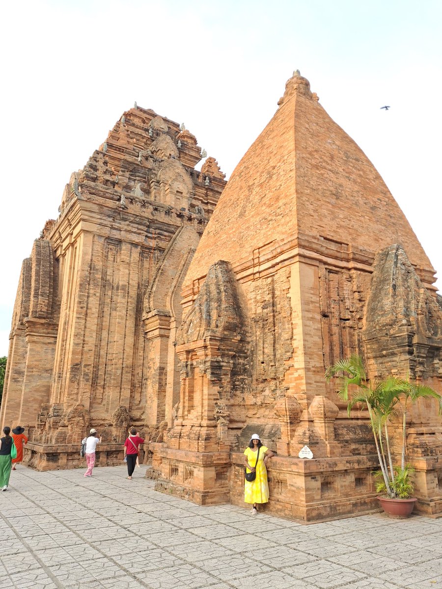 dhanvihrudya's tweet photo. "Po nagar charm towers" Na trang, Vietnam.
ఏడవ శతాబ్దం కి చెందిన ఆలయం. ఆలయం ప్రధాన ద్వారం మీద మహిషాసుర మర్ధిని చెక్కబడి ఉన్నారు. అన్నీ శివ లింగాలు ఉండడంతో పంచాక్షరి జపించి వచ్చేసాను. చాలా చూడచక్కని ప్రదేశం.
#7thcentury #Unique_architecture
#Vietnam #Na_Trang https://t.co/9SSfJUoyko