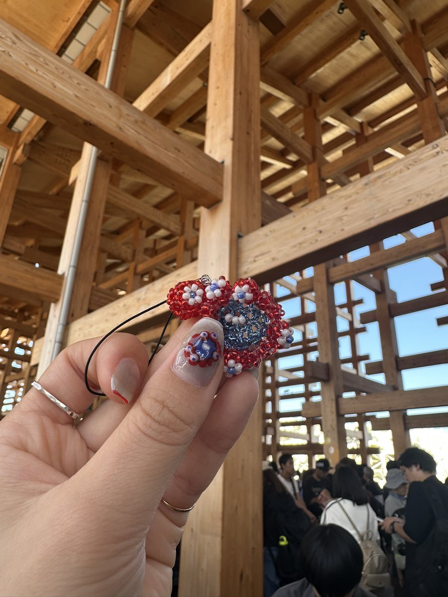 LDH_haruk's tweet photo. 万博行くの楽しみでビーズで作ったミャクミャクとコミャク
あとネイルも💅
ミャクミャクたちは故郷夢洲が心地良かったようで、万博内でどこかへ行かれました…いつか帰ってきてね、
さみしいからまた作る…🥲
#万博　#ミャクミャク https://t.co/bmYda2uHY8