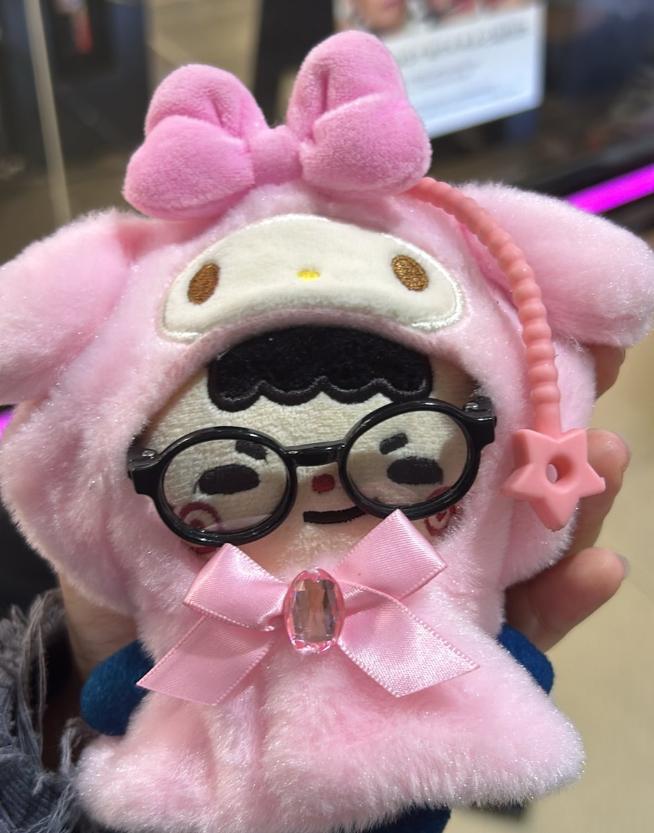 ‼️ ตุ๊กตาจัมโม่เค้าหาย ชุดแบบในรูปเลยคับ Sanrio Mymelody ( คิดว่าเชือกน่าจะขาดคับ เพราะเหลือแต่ห่วงเหล็กกับยางห้อย y—y ) 

คาดว่าน่าจะหล่นแถว ๆ
ทางเชื่อมรถไฟฟ้า Central Westgate หรือ แถวๆตลาดบางใหญ่/ถนนหมู่บ้านบางใหญ่คับ 🙇🏻

ใครเก็บได้หรือเจอน้องรบกวนทัก/dm
มาหน่อยนะคับ