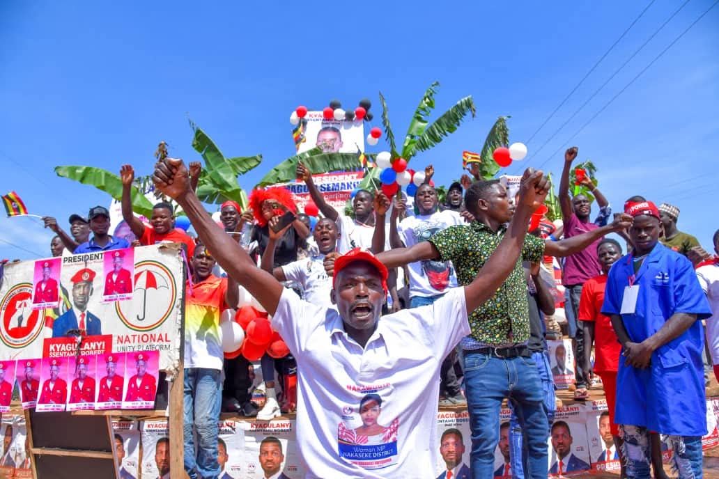 NUP_SA's tweet photo. 🇺🇬 #UgandaDecides2026 🗳️
#NUP_UG supporters in Nakaseke sing in unison as they await presidential candidate Robert Kyagulanyi Ssentamu for today’s rally — amid heavy police presence.
📌
https://t.co/q2VDgoagwh
#ProtestVoteUg2026 #2026PROTESTVOTE #FreeUganda #KungaUganda https://t.co/55NhdXNaMV